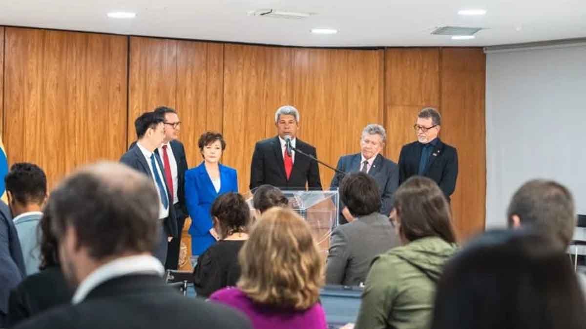 O governador da Bahia Jerônimo Rodrigues confirmou nesta quarta-feira (29) que será instalada uma fábrica de automóveis na Bahia. A gigante c
