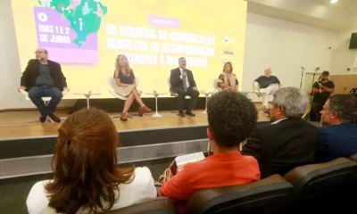 TVE amplia sinal de transmissão para mais 116 municípios baianos com acordo entre Estado e Governo Federal O sinal da TV Educativa do Estado (TVE) e da TV Educa Bahia passa a alcançar mais 16 cidades baianas a partir desta quinta-feira (1º), após acordo de cooperação assinado pelo governador Jerônimo Rodrigues e pelo ministro de Comunicação Social, Paulo Pimenta, durante o seminário ‘Os Desafios da comunicação numa era de desinformação e ataques à democracia’. Realizado no Centro de Operações Integradas (COI), no Centro Administrativo da Bahia, em Salvador, o acordo entre o Irdeb e a Empresa Brasil de Comunicação (EBC) ainda vai expandir o sinal das emissoras para outros 100 municípios até dezembro. No primeiro momento, os sinais das TVs chegam às cidades de Abaré, Andaraí, Aramarí, Arataca, Belmonte, Cipó, Dom Basílio, Formosa do Rio Preto, Ibipitanga, Itapitanga, Jussari, Mortugaba, São Félix do Coribe, Sento Sé, Teofilândia e Tucano. Até dezembro, com a implantação das 100 estações retransmissoras digitais, serão 12,5 milhões de pessoas beneficiadas com acesso gratuito à programação das emissoras públicas. “Assinamos hoje esse termo de cooperação técnica, que vai nos ajudar a continuar difundindo o material do Estado da Bahia para todo o país, além de dar um amparo financeiro, para que a gente possa ampliar a capacidade”, afirmou Jerônimo Rodrigues. Segundo o ministro Paulo Pimenta, o acordo é parte do compromisso com um programa de governo participativo até 2026 e que a Bahia tem sido uma referência para o Brasil em termos de política pública de comunicação. “A parceria que formamos hoje entre o Governo Federal e o Governo da Bahia permitirá que o sinal da TV pública, junto com a nossa EBC, passe a chegar em mais 116 municípios. É o importante sistema de comunicação pública do Brasil”, apontou. Entre 2019 e 2021, o Governo do Estado, por meio da Secretaria da Educação (SEC), já havia ampliado para 99 o número de municípios com estações retransmissoras digitais da TVE e da TV Educa Bahia. O investimento total foi de quase R$ 15 milhões. “São mais dois milhões de pessoas com a acesso a uma TV com uma programação plural, diversa, que tem esporte, notícia, cultura, música, através de um sinal digital gratuito. Vamos entregar também o sinal da TV Educa Bahia, que criamos durante a pandemia, para que os estudantes pudessem continuar adquirindo conhecimento”, disse Flávio Gonçalves, diretor do Irdeb. Combate à desinformação No seminário, que vai até esta sexta-feira (2), organizado pelo Centro de Estudos Barão de Itararé, profissionais da imprensa e autoridades também vão discutir a conjuntura nacional, as ameaças à democracia, o combate à desinformação, a regulação das plataformas e a comunicação pública. Na ocasião, também estiveram presentes o presidente da Empresa Brasil de Comunicação, Hélio Doyle, e o jornalista e coordenador do Centro de Estudos Barão de Itararé, Miro Borges.