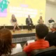 TVE amplia sinal de transmissão para mais 116 municípios baianos com acordo entre Estado e Governo Federal O sinal da TV Educativa do Estado (TVE) e da TV Educa Bahia passa a alcançar mais 16 cidades baianas a partir desta quinta-feira (1º), após acordo de cooperação assinado pelo governador Jerônimo Rodrigues e pelo ministro de Comunicação Social, Paulo Pimenta, durante o seminário ‘Os Desafios da comunicação numa era de desinformação e ataques à democracia’. Realizado no Centro de Operações Integradas (COI), no Centro Administrativo da Bahia, em Salvador, o acordo entre o Irdeb e a Empresa Brasil de Comunicação (EBC) ainda vai expandir o sinal das emissoras para outros 100 municípios até dezembro. No primeiro momento, os sinais das TVs chegam às cidades de Abaré, Andaraí, Aramarí, Arataca, Belmonte, Cipó, Dom Basílio, Formosa do Rio Preto, Ibipitanga, Itapitanga, Jussari, Mortugaba, São Félix do Coribe, Sento Sé, Teofilândia e Tucano. Até dezembro, com a implantação das 100 estações retransmissoras digitais, serão 12,5 milhões de pessoas beneficiadas com acesso gratuito à programação das emissoras públicas. “Assinamos hoje esse termo de cooperação técnica, que vai nos ajudar a continuar difundindo o material do Estado da Bahia para todo o país, além de dar um amparo financeiro, para que a gente possa ampliar a capacidade”, afirmou Jerônimo Rodrigues. Segundo o ministro Paulo Pimenta, o acordo é parte do compromisso com um programa de governo participativo até 2026 e que a Bahia tem sido uma referência para o Brasil em termos de política pública de comunicação. “A parceria que formamos hoje entre o Governo Federal e o Governo da Bahia permitirá que o sinal da TV pública, junto com a nossa EBC, passe a chegar em mais 116 municípios. É o importante sistema de comunicação pública do Brasil”, apontou. Entre 2019 e 2021, o Governo do Estado, por meio da Secretaria da Educação (SEC), já havia ampliado para 99 o número de municípios com estações retransmissoras digitais da TVE e da TV Educa Bahia. O investimento total foi de quase R$ 15 milhões. “São mais dois milhões de pessoas com a acesso a uma TV com uma programação plural, diversa, que tem esporte, notícia, cultura, música, através de um sinal digital gratuito. Vamos entregar também o sinal da TV Educa Bahia, que criamos durante a pandemia, para que os estudantes pudessem continuar adquirindo conhecimento”, disse Flávio Gonçalves, diretor do Irdeb. Combate à desinformação No seminário, que vai até esta sexta-feira (2), organizado pelo Centro de Estudos Barão de Itararé, profissionais da imprensa e autoridades também vão discutir a conjuntura nacional, as ameaças à democracia, o combate à desinformação, a regulação das plataformas e a comunicação pública. Na ocasião, também estiveram presentes o presidente da Empresa Brasil de Comunicação, Hélio Doyle, e o jornalista e coordenador do Centro de Estudos Barão de Itararé, Miro Borges.