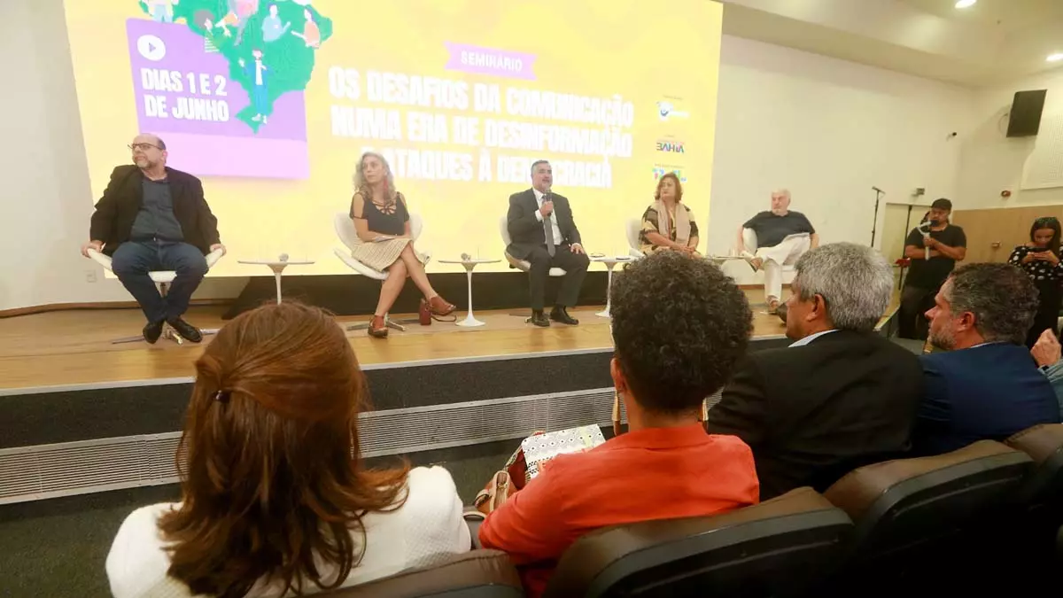 TVE amplia sinal de transmissão para mais 116 municípios baianos com acordo entre Estado e Governo Federal O sinal da TV Educativa do Estado (TVE) e da TV Educa Bahia passa a alcançar mais 16 cidades baianas a partir desta quinta-feira (1º), após acordo de cooperação assinado pelo governador Jerônimo Rodrigues e pelo ministro de Comunicação Social, Paulo Pimenta, durante o seminário ‘Os Desafios da comunicação numa era de desinformação e ataques à democracia’. Realizado no Centro de Operações Integradas (COI), no Centro Administrativo da Bahia, em Salvador, o acordo entre o Irdeb e a Empresa Brasil de Comunicação (EBC) ainda vai expandir o sinal das emissoras para outros 100 municípios até dezembro. No primeiro momento, os sinais das TVs chegam às cidades de Abaré, Andaraí, Aramarí, Arataca, Belmonte, Cipó, Dom Basílio, Formosa do Rio Preto, Ibipitanga, Itapitanga, Jussari, Mortugaba, São Félix do Coribe, Sento Sé, Teofilândia e Tucano. Até dezembro, com a implantação das 100 estações retransmissoras digitais, serão 12,5 milhões de pessoas beneficiadas com acesso gratuito à programação das emissoras públicas. “Assinamos hoje esse termo de cooperação técnica, que vai nos ajudar a continuar difundindo o material do Estado da Bahia para todo o país, além de dar um amparo financeiro, para que a gente possa ampliar a capacidade”, afirmou Jerônimo Rodrigues. Segundo o ministro Paulo Pimenta, o acordo é parte do compromisso com um programa de governo participativo até 2026 e que a Bahia tem sido uma referência para o Brasil em termos de política pública de comunicação. “A parceria que formamos hoje entre o Governo Federal e o Governo da Bahia permitirá que o sinal da TV pública, junto com a nossa EBC, passe a chegar em mais 116 municípios. É o importante sistema de comunicação pública do Brasil”, apontou. Entre 2019 e 2021, o Governo do Estado, por meio da Secretaria da Educação (SEC), já havia ampliado para 99 o número de municípios com estações retransmissoras digitais da TVE e da TV Educa Bahia. O investimento total foi de quase R$ 15 milhões. “São mais dois milhões de pessoas com a acesso a uma TV com uma programação plural, diversa, que tem esporte, notícia, cultura, música, através de um sinal digital gratuito. Vamos entregar também o sinal da TV Educa Bahia, que criamos durante a pandemia, para que os estudantes pudessem continuar adquirindo conhecimento”, disse Flávio Gonçalves, diretor do Irdeb. Combate à desinformação No seminário, que vai até esta sexta-feira (2), organizado pelo Centro de Estudos Barão de Itararé, profissionais da imprensa e autoridades também vão discutir a conjuntura nacional, as ameaças à democracia, o combate à desinformação, a regulação das plataformas e a comunicação pública. Na ocasião, também estiveram presentes o presidente da Empresa Brasil de Comunicação, Hélio Doyle, e o jornalista e coordenador do Centro de Estudos Barão de Itararé, Miro Borges.