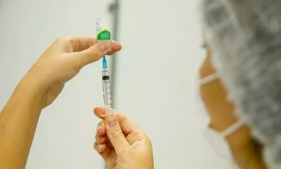 A Prefeitura de Salvador, através da Secretaria Municipal da Saúde (SMS), segue com a vacinação contra a Covid-19 e