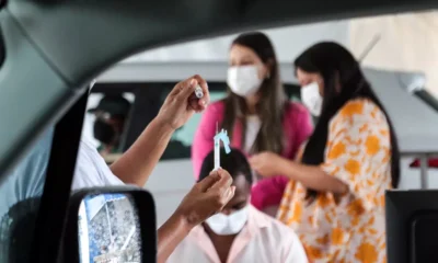 A Secretaria Municipal da Saúde (SMS) segue com a vacinação contra a Covid-19 e gripe em Salvador nesta sexta-feira (7), das 8h às 16h, em