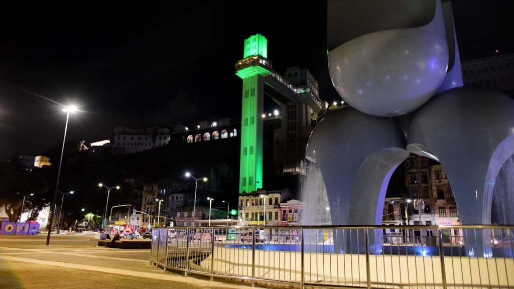 e a fonte luminosa na Praça da Sé estão com iluminação especial até a quinta-feira (27), em alusão à campanha Julho Verde,