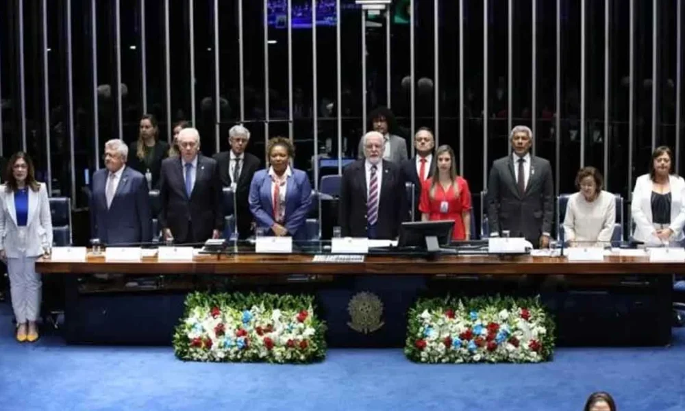 O governador Jerônimo Rodrigues participou, na manhã desta quarta-feira (5), da sessão solene no Congresso Nacional que celebrou os 200 anos do 2 de Julho, data em que se comemora a Independência da Bahia. Durante o evento, o governador enfatizou a luta para que a história da Independência do Brasil na Bahia seja reconhecida nacionalmente. Ele também argumentou que é necessário que a história oficialize nos livros as heroínas e heróis baianos que lutaram em defesa da liberdade da Bahia e do Brasil.