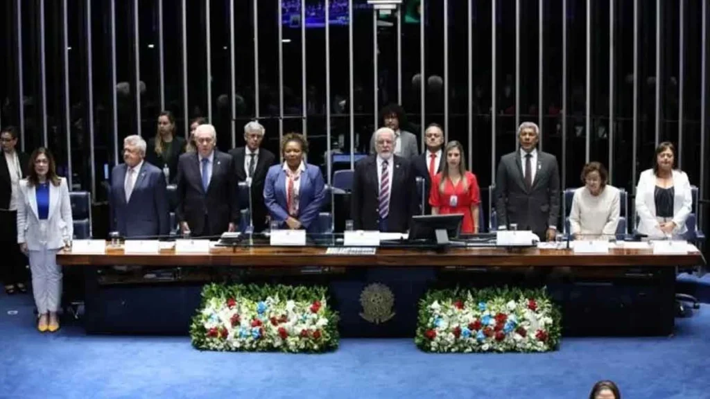 O governador Jerônimo Rodrigues participou, na manhã desta quarta-feira (5), da sessão solene no Congresso Nacional que celebrou os 200 anos do 2 de Julho, data em que se comemora a Independência da Bahia. Durante o evento, o governador enfatizou a luta para que a história da Independência do Brasil na Bahia seja reconhecida nacionalmente. Ele também argumentou que é necessário que a história oficialize nos livros as heroínas e heróis baianos que lutaram em defesa da liberdade da Bahia e do Brasil.