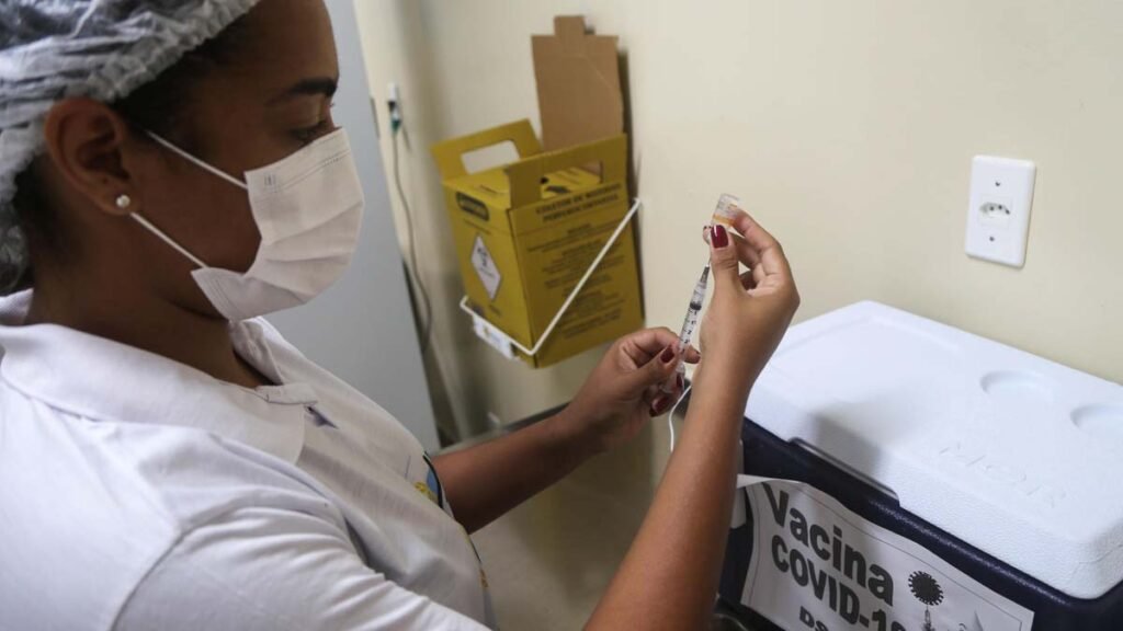 A Prefeitura de Salvador, através da Secretaria Municipal da Saúde (SMS), retoma a vacinação contra a Covid-19 e gripe nesta