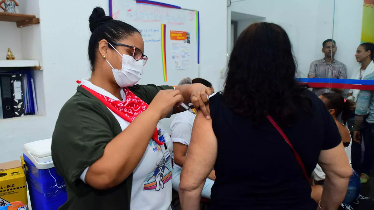 O público LGBT+ teve uma oportunidade especial, nesta quarta-feira (26), de participar de um mutirão de vacinação, promovido