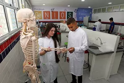 das vias de acesso à sede e de diversas ruas do município, teve a inauguração de mais um Colégio Estadual de Tempo Integral.