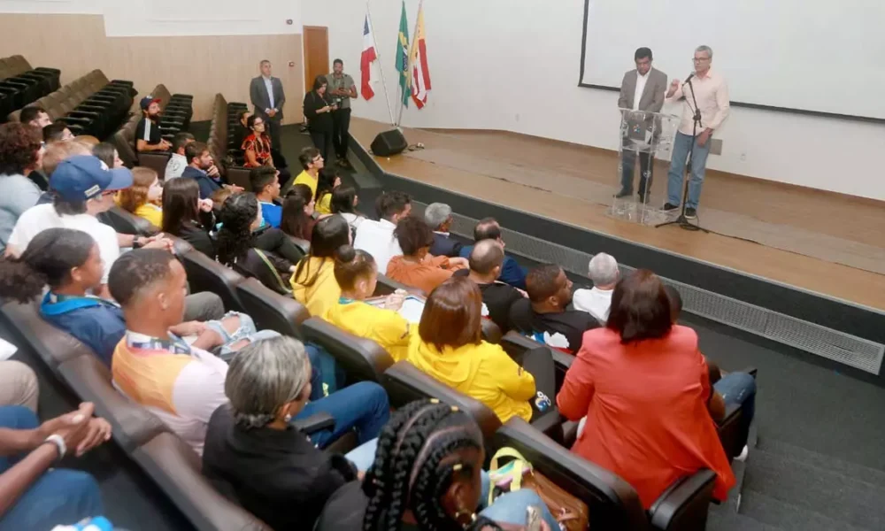 Mais de 50 atletas e paratletas de diversas modalidades estiveram reunidos, nesta quarta-feira (19), com o governador Jerônimo Rodrigues,