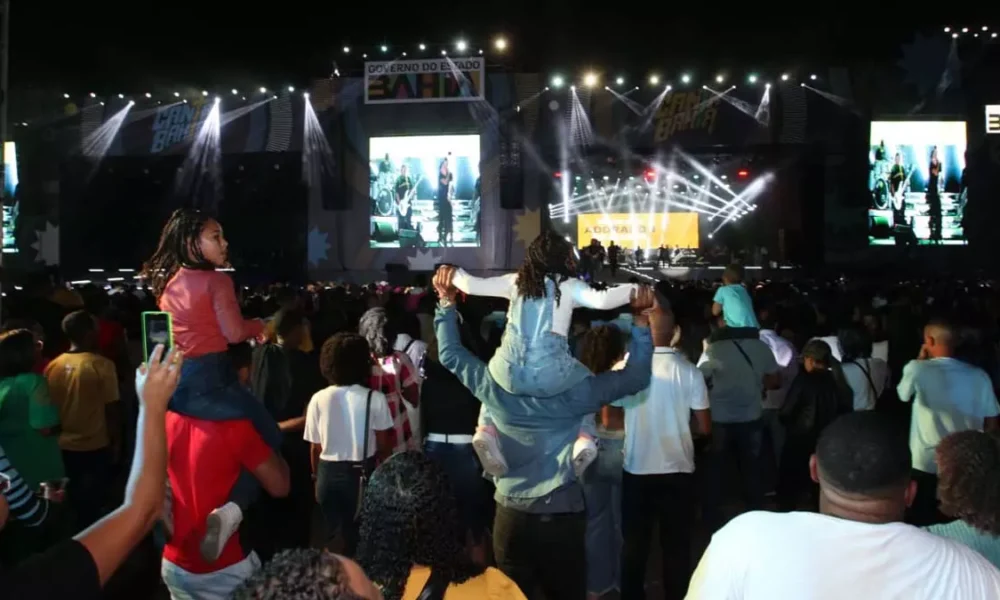 O segundo dia do Festival Canta Bahia reuniu pessoas de diferentes congregações evangélicas para assistir aos shows de artistas