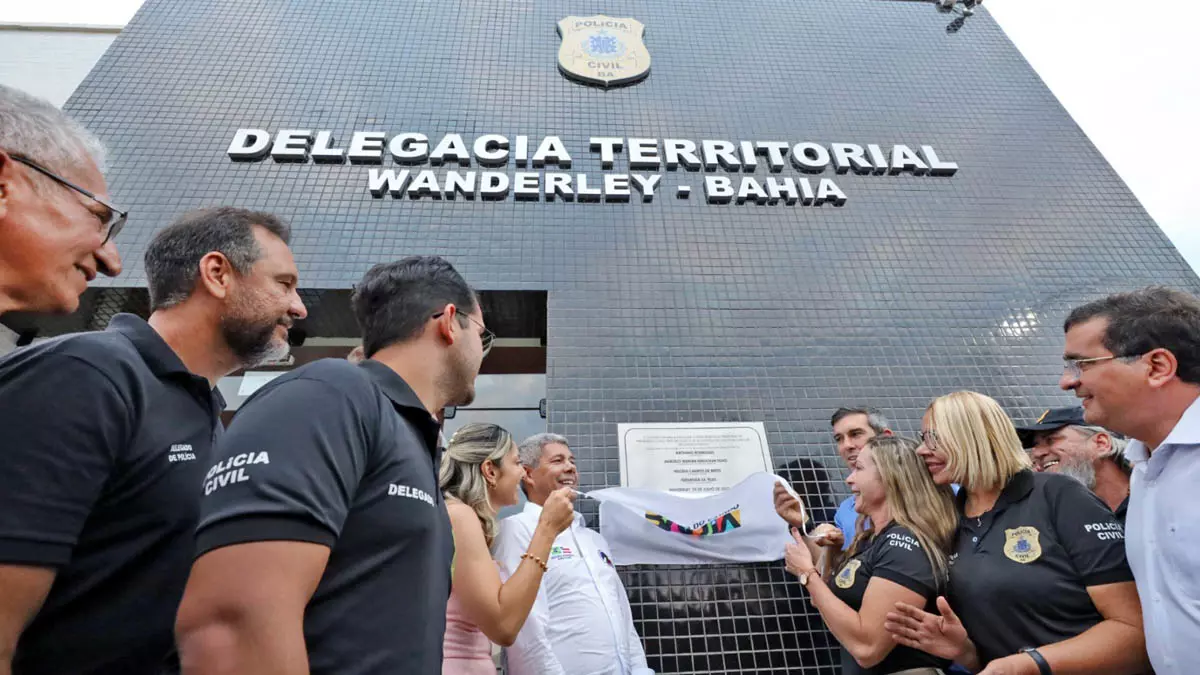 Wanderley, nesta sexta-feira (28). Durante a visita à cidade, Jerônimo também inaugurou a nova sede da Escola Municipal