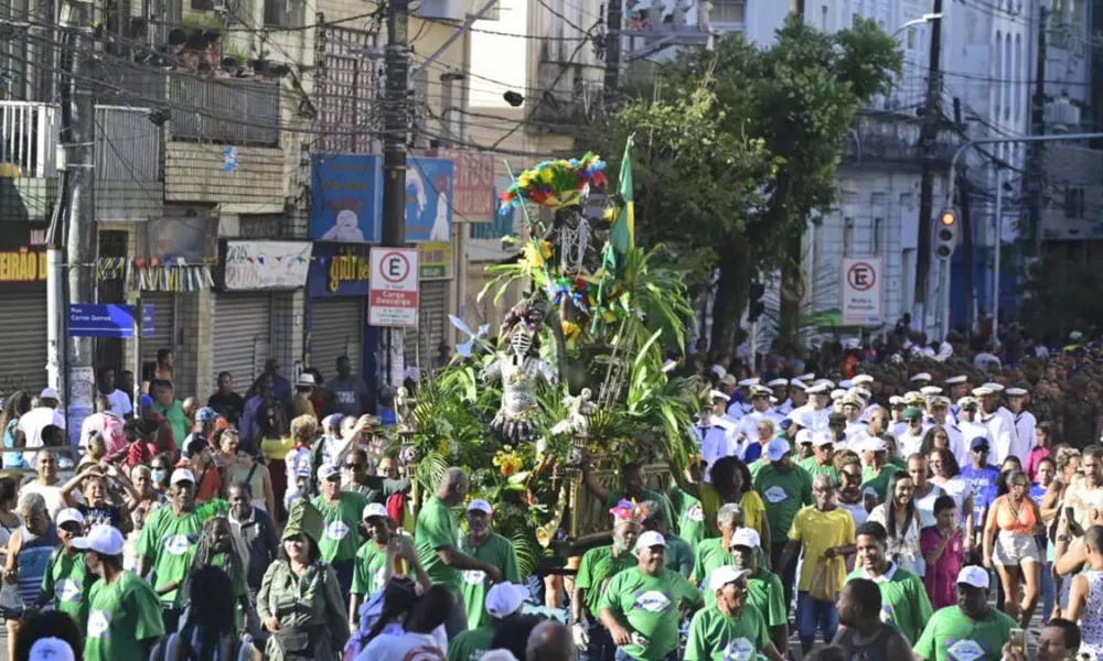 grupo de homens que desempenham um papel essencial nos festejos pelo 2 de Julho: os integrantes do Batalhão Quebra-Ferro.