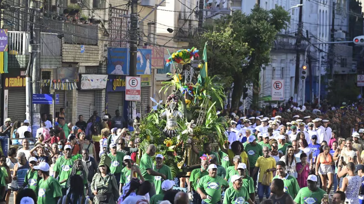 grupo de homens que desempenham um papel essencial nos festejos pelo 2 de Julho: os integrantes do Batalhão Quebra-Ferro.