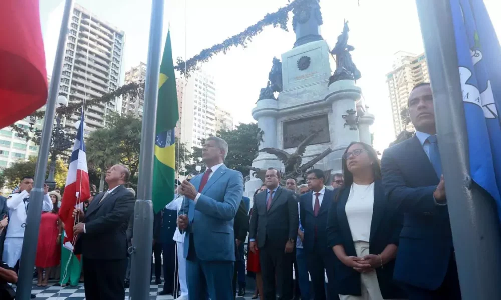 do Brasil na Bahia. O hasteamento da bandeira e a colocação de flores no Monumento ao 2 de Julho, também conhecido como