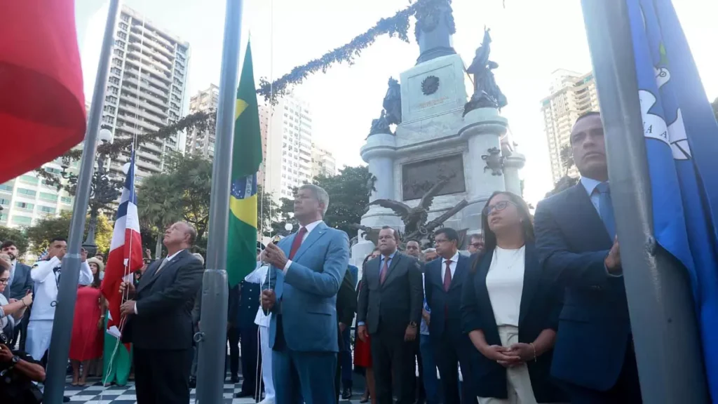 do Brasil na Bahia. O hasteamento da bandeira e a colocação de flores no Monumento ao 2 de Julho, também conhecido como