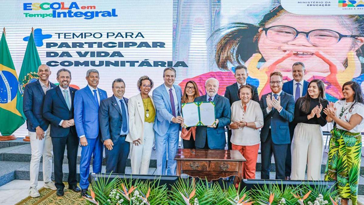 O presidente Luiz Inácio Lula da Silva sancionou, nesta segunda-feira (31), a lei que institui o Programa Escola em Tempo Integral, que prevê