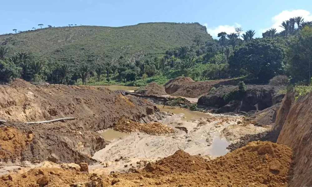 Bacia Hidrográfica do Rio Itapicuru, uma equipe de fiscalização do Instituto do Meio Ambiente e Recursos Hídricos (INEMA), em ação