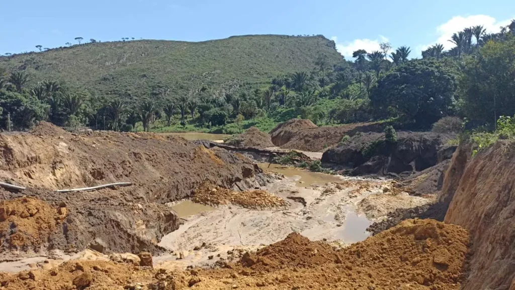 Bacia Hidrográfica do Rio Itapicuru, uma equipe de fiscalização do Instituto do Meio Ambiente e Recursos Hídricos (INEMA), em ação