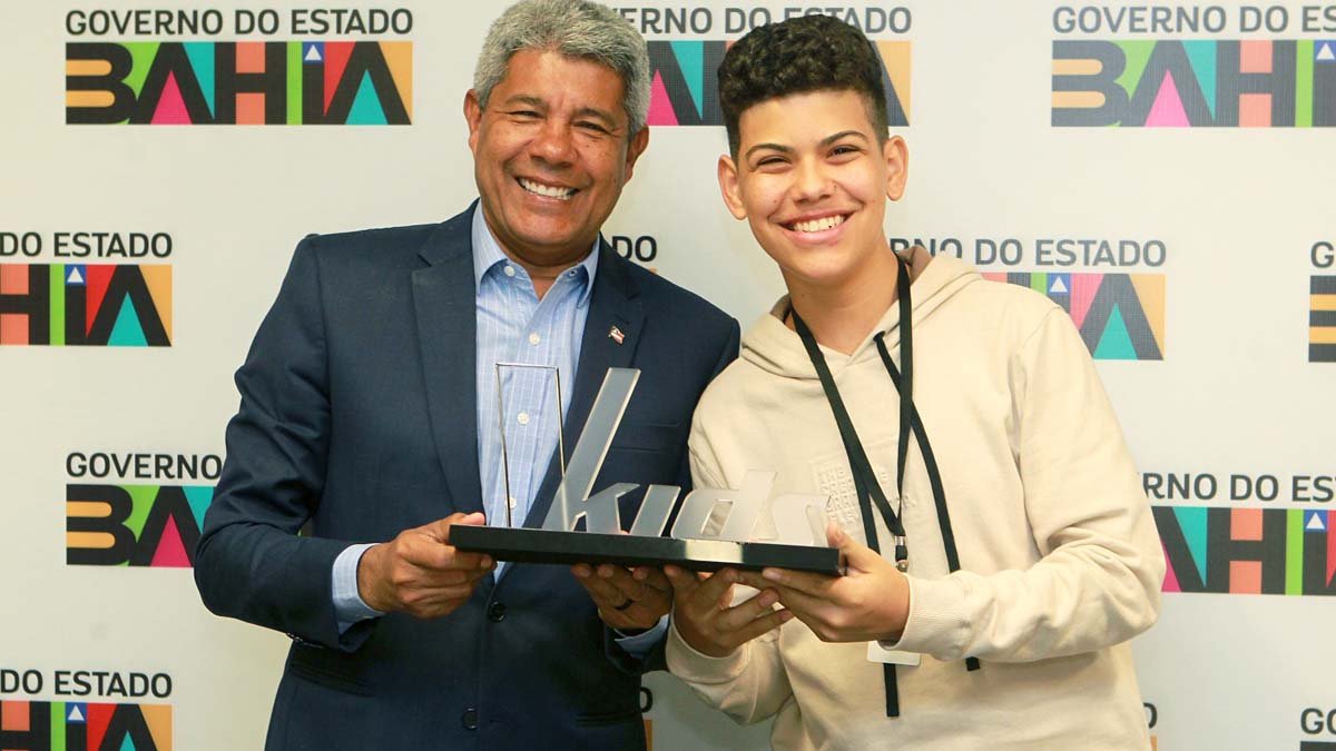 Na manhã desta terça-feira (11), o governador Jerônimo Rodrigues recebeu a visita do jovem cantor baiano Henrique Lima, vencedor