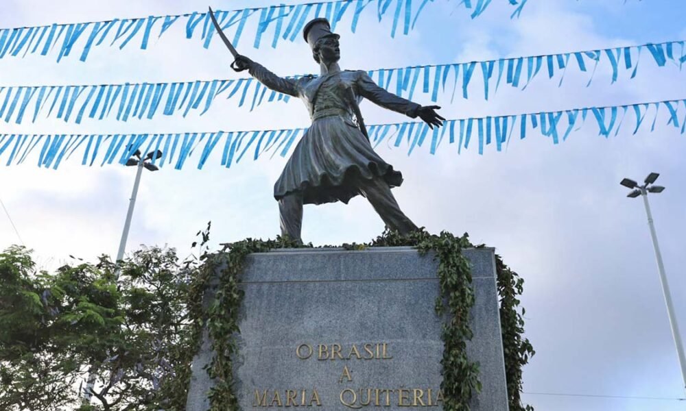 O Largo da Lapinha começa a ficar movimentado com a chegada dos soteropolitanos e turistas que vieram prestigiar o Bicetenário do 2 de Julho.