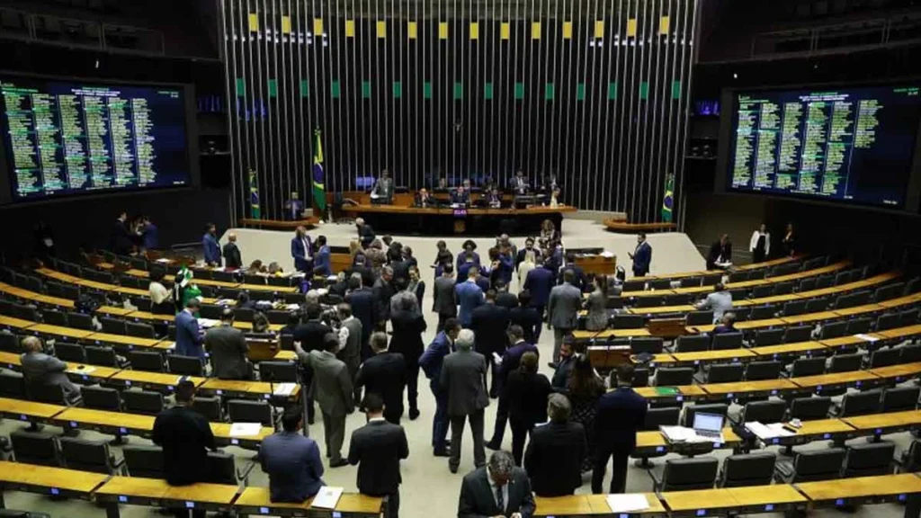 A Câmara dos Deputados vai concentrar todo o foco nesta semana para votar pautas econômicas do governo federal. O Plenário vai analisar as alterações do Senado ao arcabouço fiscal, o voto de qualidade no Carf e a recriação do Programa de Aquisição de Alimentos, além da discussão da reforma tributária. A sessão do Plenário desta segunda está marcada para as 16 horas.