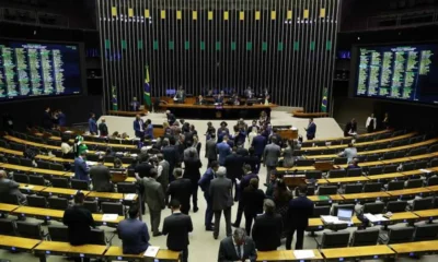 A Câmara dos Deputados vai concentrar todo o foco nesta semana para votar pautas econômicas do governo federal. O Plenário vai analisar as alterações do Senado ao arcabouço fiscal, o voto de qualidade no Carf e a recriação do Programa de Aquisição de Alimentos, além da discussão da reforma tributária. A sessão do Plenário desta segunda está marcada para as 16 horas.