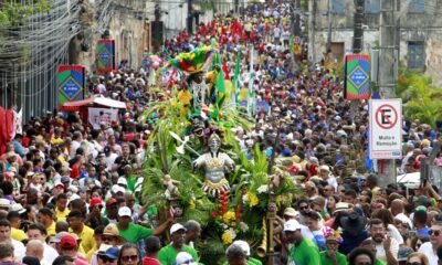 Com muita alegria estampada nos rostos, crianças, idosos, estudantes, homens, mulheres participam do cortejo do 2 de Julho. 