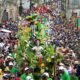 Com muita alegria estampada nos rostos, crianças, idosos, estudantes, homens, mulheres participam do cortejo do 2 de Julho. 