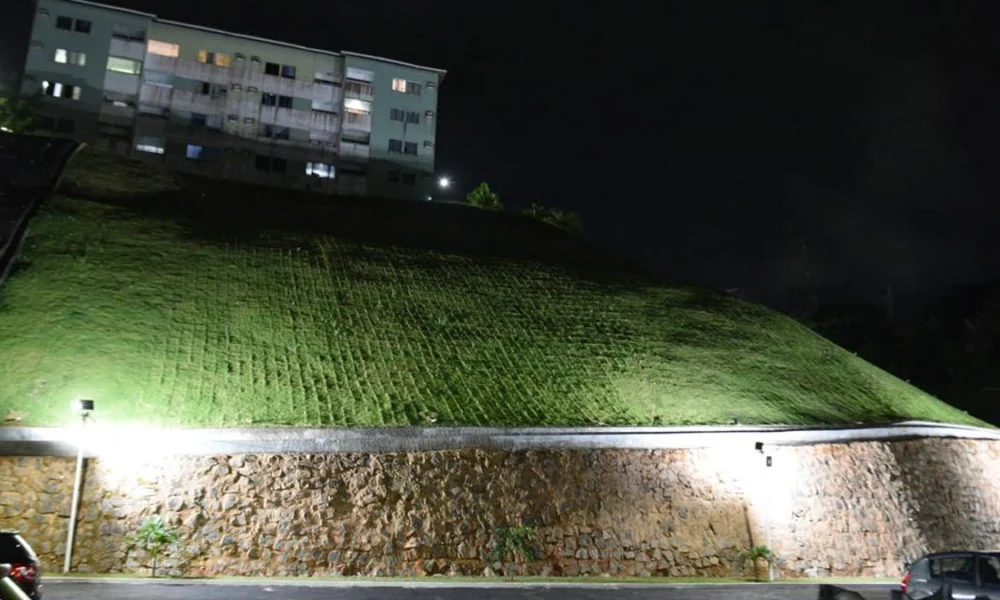 O Residencial Recanto dos Pássaros, em Jardim Nova Esperança, ganhou mais uma contenção de encosta para impedir o deslizamento de terra na