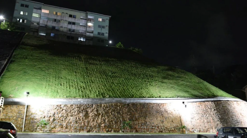 O Residencial Recanto dos Pássaros, em Jardim Nova Esperança, ganhou mais uma contenção de encosta para impedir o deslizamento de terra na