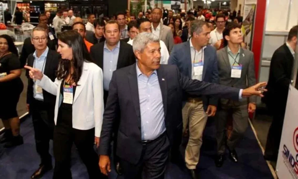 O governador Jerônimo Rodrigues visitou, ao lado do vice-governador Geraldo Júnior e de secretários de Estado, a 12ª Feira e Convenção Baiana de Supermercados, Atacados e Distribuidores (SuperBahia), que iniciou nesta terça-feira (11) e segue até quinta (13).