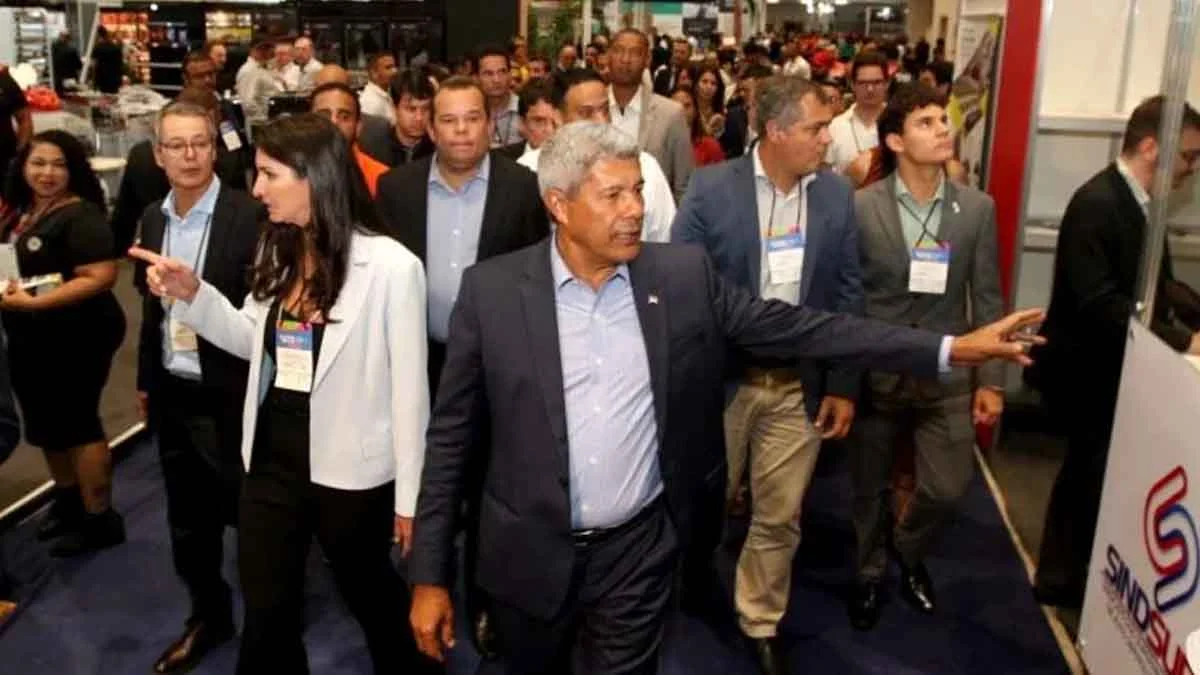 O governador Jerônimo Rodrigues visitou, ao lado do vice-governador Geraldo Júnior e de secretários de Estado, a 12ª Feira e Convenção Baiana de Supermercados, Atacados e Distribuidores (SuperBahia), que iniciou nesta terça-feira (11) e segue até quinta (13).