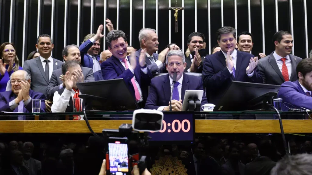 A Câmara dos Deputados transferiu para sessão marcada para as 10 horas desta sexta-feira (7) a votação dos destaques à reforma tributária