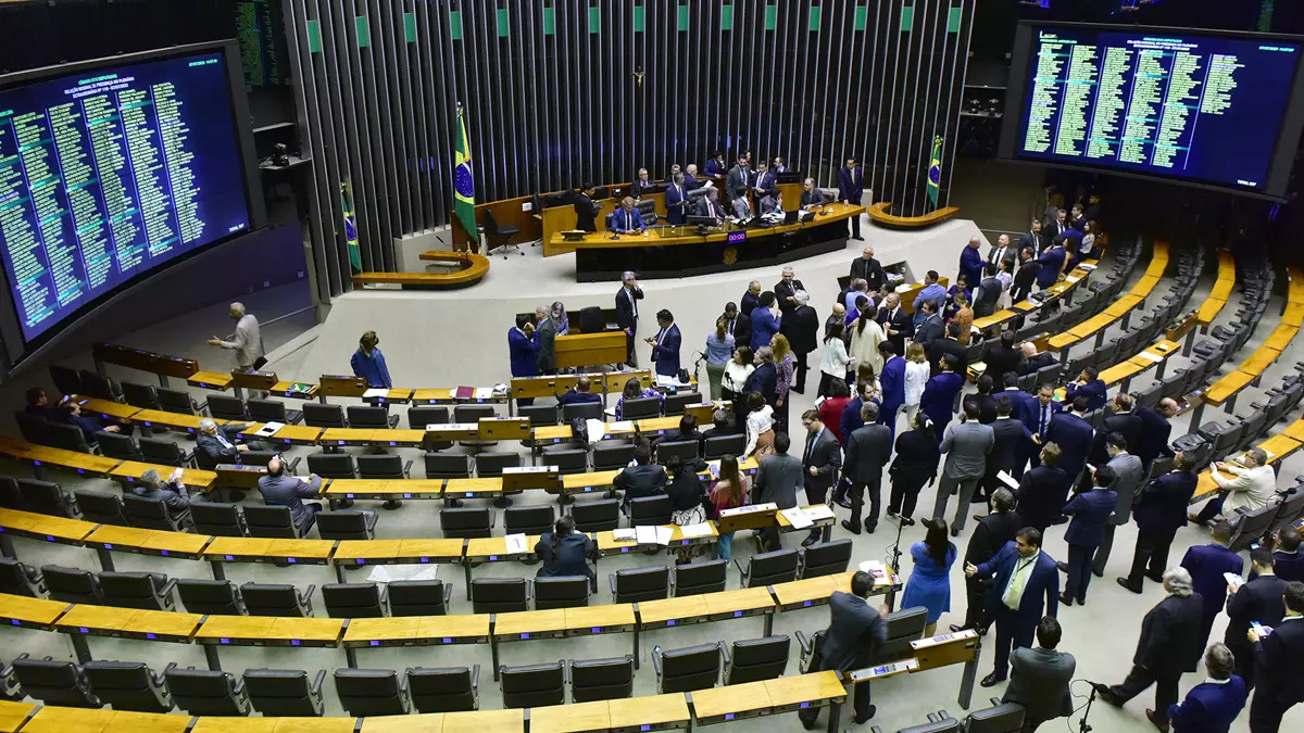 A Câmara dos Deputados aprovou nesta sexta-feira (7) o projeto de lei que dá ao representante da Fazenda Nacional o voto de