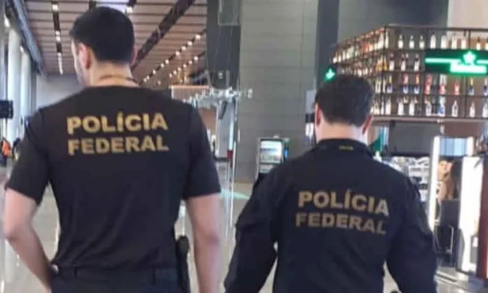 A Polícia Federal (PF) prendeu, no dia sábado (8), um passageiro em conexão no aeródromo em Confins de voo oriundo de Navegantes (SC)