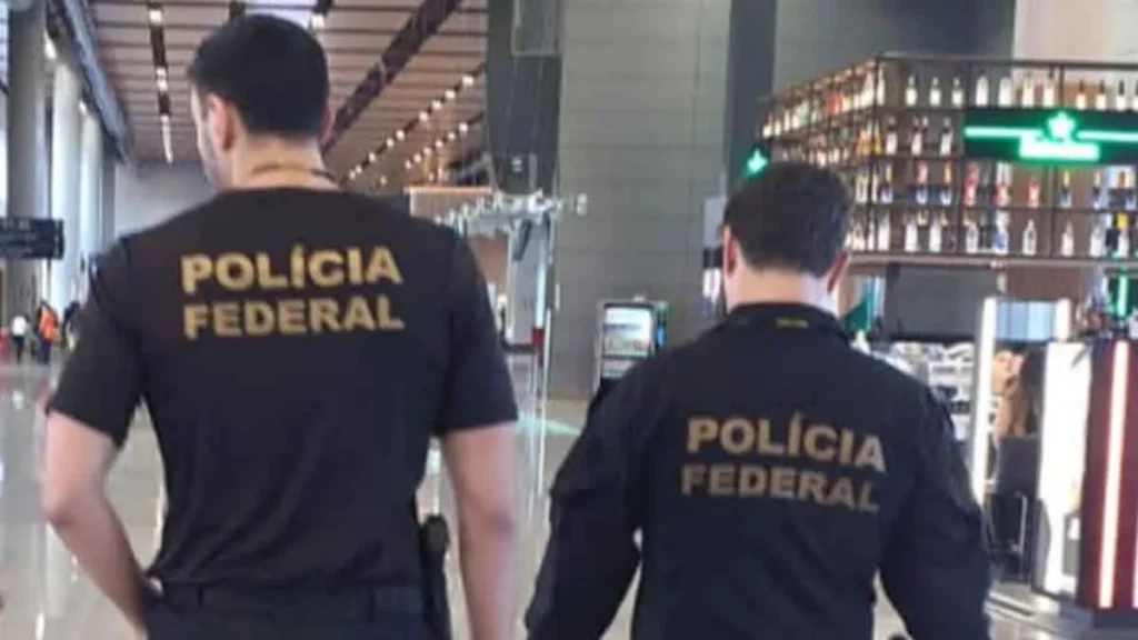 A Polícia Federal (PF) prendeu, no dia sábado (8), um passageiro em conexão no aeródromo em Confins de voo oriundo de Navegantes (SC)