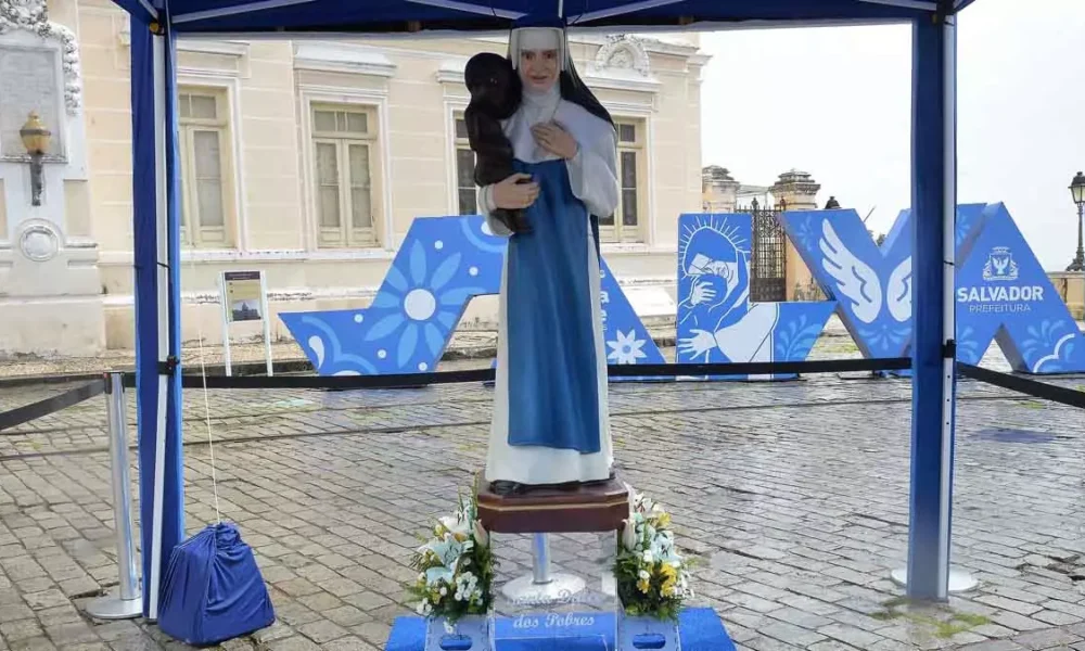 Quem passou pela Praça Municipal, no Centro de Salvador, nesta terça-feira (1º), se deparou com a imagem de Santa Dulce dos