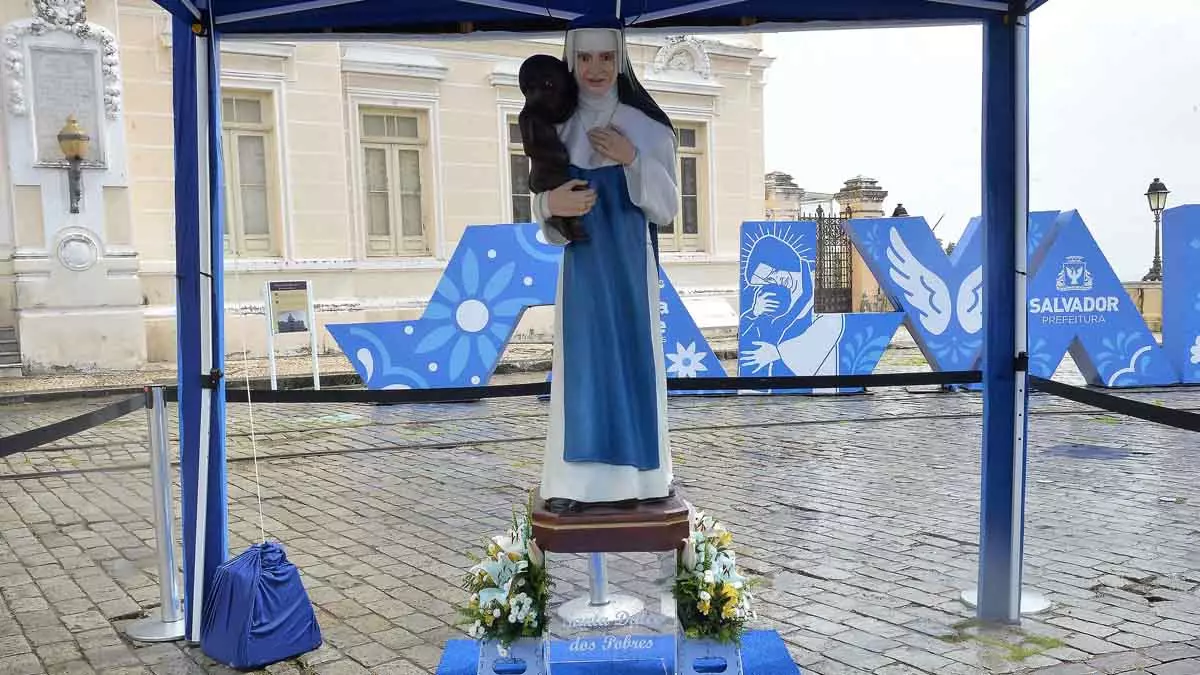 Quem passou pela Praça Municipal, no Centro de Salvador, nesta terça-feira (1º), se deparou com a imagem de Santa Dulce dos