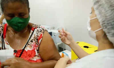 A Secretaria Municipal da Saúde (SMS) segue com a vacinação contra a Covid-19 e gripe em Salvador nesta quarta-feira (9),