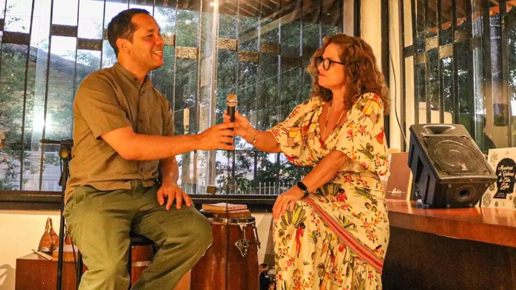 nesta quinta-feira (10), a Casa do Rio Vermelho recebeu o escritor baiano Itamar Vieira Júnior para um bate-papo sobre "Salvar o Fogo"