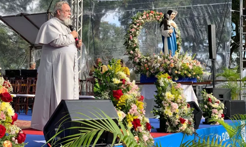 A Festa em celebração a Santa Dulce dos Pobres foi encerrada neste domingo (13) com procissão, missa campal e apresentações