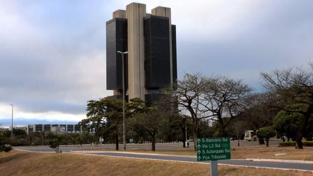 A previsão do mercado financeiro para o crescimento da economia brasileira este ano subiu de 2,26% para 2,29%. A estimativa está no