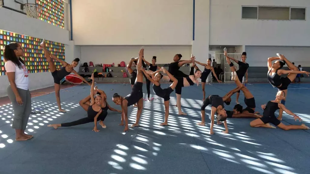 O projeto Ginástica Rítmica na Escola, realizado pela Prefeitura de Salvador, tem levado o esporte atrelado à expressão artística