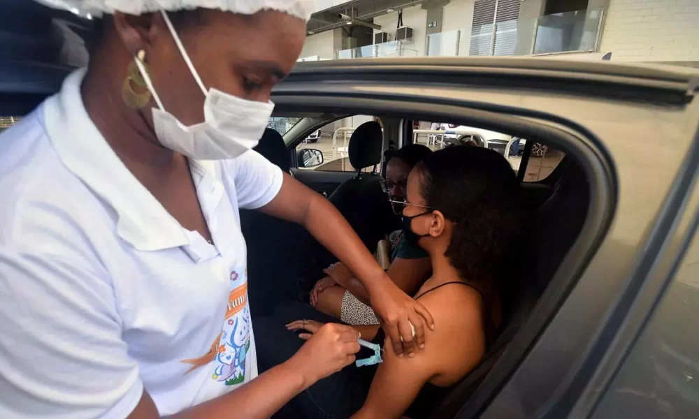 A Secretaria Municipal da Saúde (SMS) segue com a vacinação contra a Covid-19 e gripe em Salvador nesta sexta-feira (25),