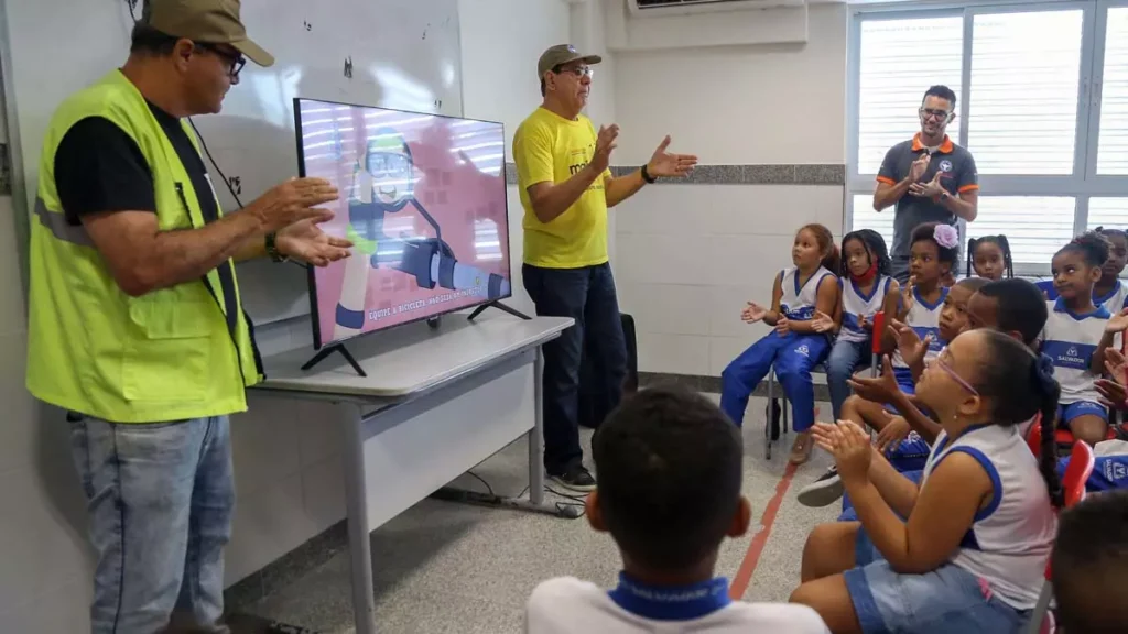 (Gedut), da Superintendência de Trânsito de Salvador (Transalvador), a atividade leva aos alunos esclarecimentos e orientações sobre