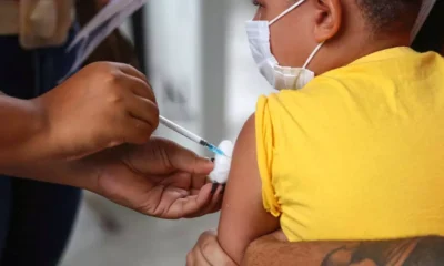 A Secretaria Municipal da Saúde (SMS) segue com a vacinação contra a Covid-19 e gripe em Salvador nesta quarta-feira (23), das 8h às 16h,