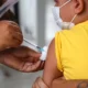A Secretaria Municipal da Saúde (SMS) segue com a vacinação contra a Covid-19 e gripe em Salvador nesta quarta-feira (23), das 8h às 16h,