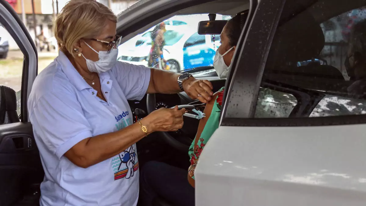 A Secretaria Municipal da Saúde (SMS) segue com a vacinação contra a Covid-19 e gripe em Salvador nesta terça-feira (29),