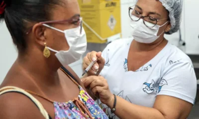 A Prefeitura de Salvador, através da Secretaria Municipal da Saúde (SMS), retoma vacinação contra a Covid-19 e gripe nesta terça-feira (19).