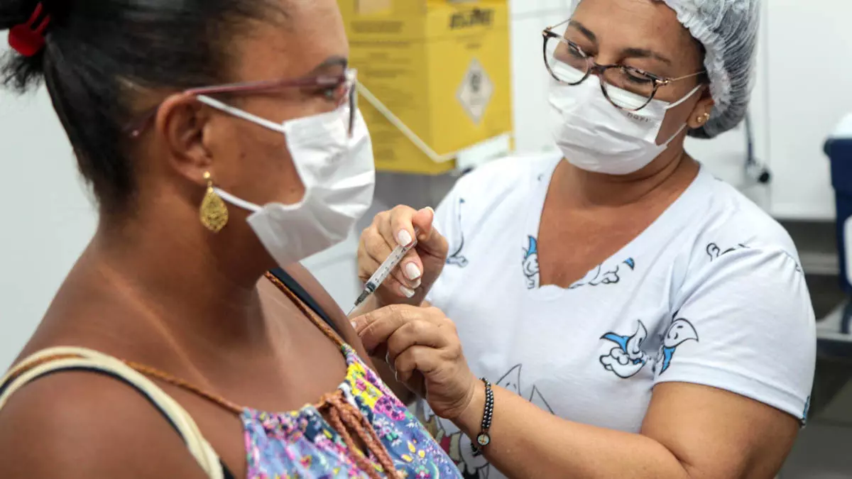 A Prefeitura de Salvador, através da Secretaria Municipal da Saúde (SMS), retoma vacinação contra a Covid-19 e gripe nesta terça-feira (19).
